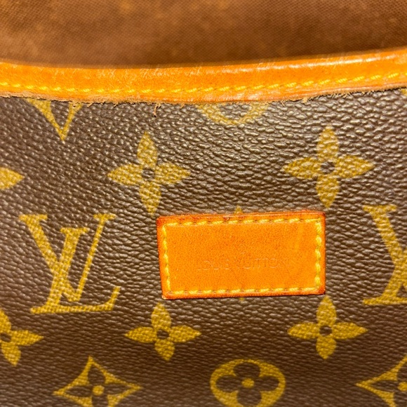 LOUIS VUITTON Saumur 30 Monogram Canvas Bag - Picture 6 of 16